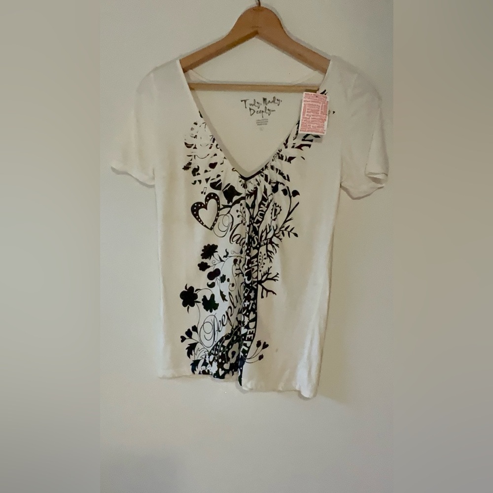 NWT Urban Outfitters Truly Madly Deeply Sz L V Neck T shirt